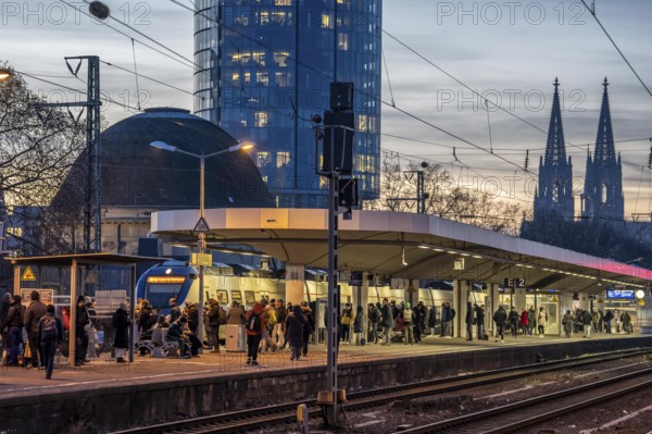 Passengers on the platform, regional train at Cologne-Messe/Deutz station, 2nd largest train station in Cologne, transfer station between long-distance and local transport, exhibition station, 8 platform tracks, Cologne Cathedral, North Rhine-Westphalia, Germany