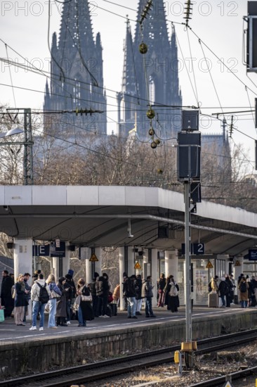 Passengers on the platform, Cologne-Messe/Deutz station, 2nd largest train station in Cologne, transfer station between long-distance and local transport, exhibition station, 8 platform tracks, North Rhine-Westphalia, Germany