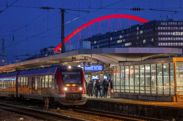 Regional train at Cologne-Messe/Deutz station, 2nd largest train station in Cologne, transfer station between long-distance and local transport, exhibition station, 8 platform tracks, Lanxess Arena arch, North Rhine-Westphalia, Germany