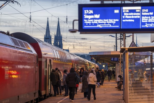 Regional train at Cologne-Messe/Deutz station, 2nd largest train station in Cologne, transfer station between long-distance and local transport, exhibition station, 8 platform tracks, Cologne Cathedral, North Rhine-Westphalia, Germany