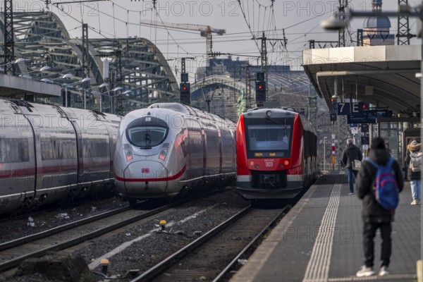 ICE long-distance train and regional trains at Cologne-Messe/Deutz station, 2nd largest station in Cologne, transfer station between long-distance and local transport, exhibition station, 8 platform tracks, Cologne Cathedral, North Rhine-Westphalia, Germany