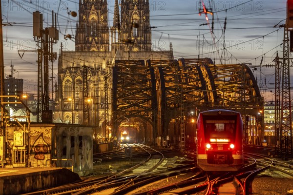 Rail track in front of Cologne Central Station, Hohenzollern Bridge across the Rhine, regional trains, in front of the railway bridge, Cologne Cathedral, North Rhine-Westphalia, Germany