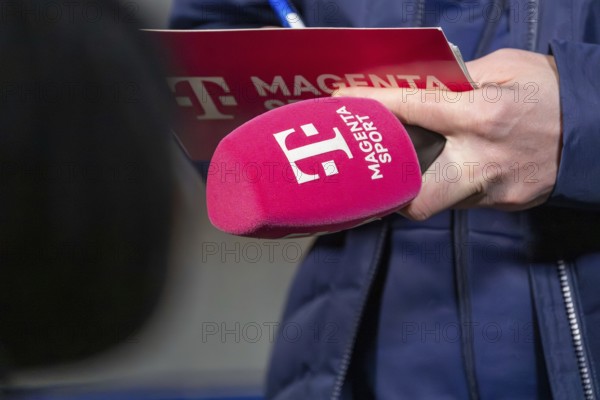Close-up of a MAGENTA SPORT microphone at a DEL ice hockey game