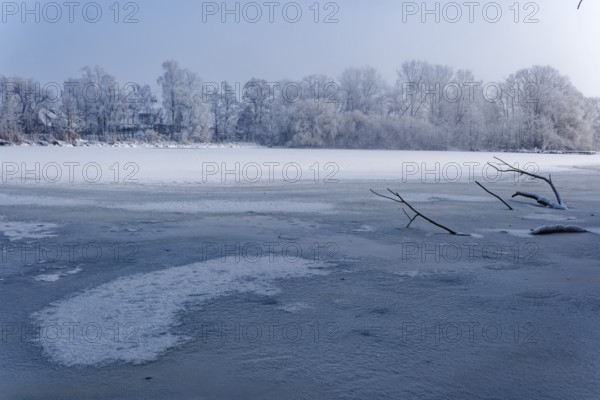 This winter day at the frozen Sandbrack Lake in Hamburg's Vier- und Marschlanden. Kirchwerder, Hamburg, Germany