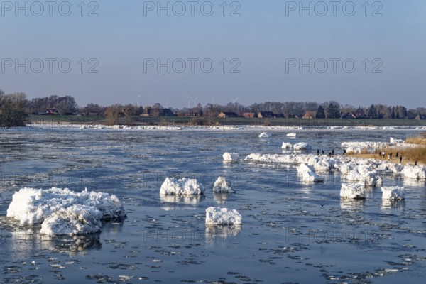 Ice flow on the Elbe in the area of the federal waterway near Geesthacht on a cold winter day. Small icebergs float downstream. Geesthacht, Schleswig-Holstein, Germany