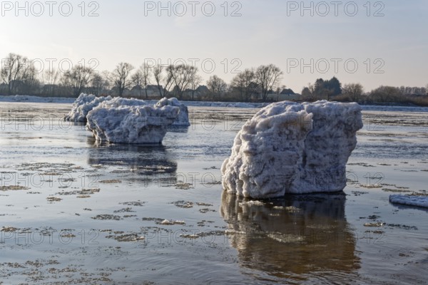 Icebergs on the Elbe river near Geesthacht on a cold winter day. Geesthacht, Schleswig-Holstein, Germany
