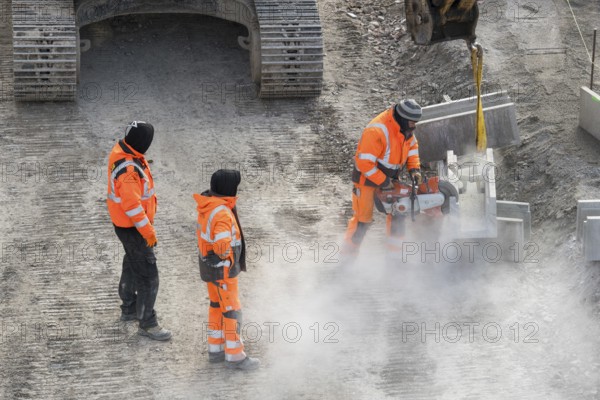 Construction workers in protective clothing work with machines on a dusty construction site, cut-off machines, Untertürkheim parking lot, Stuttgart, Baden-Württemberg, Germany