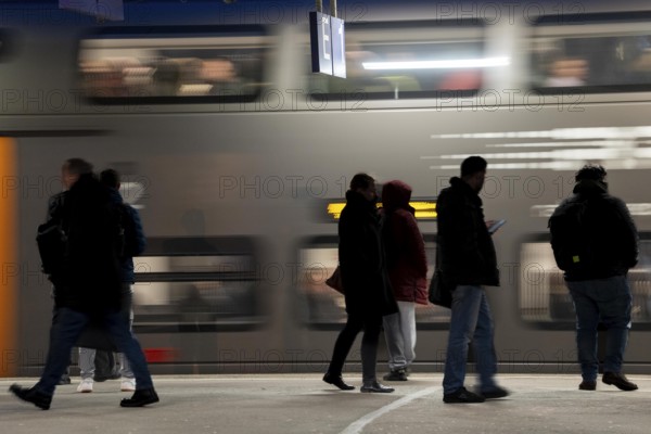 Passengers on the platform, RRX, Rhein-Ruhr-Express train arrives, Cologne-Messe/Deutz station, 2nd largest train station in Cologne, transfer station between long-distance and local transport, exhibition station, 8 platform tracks, North Rhine-Westphalia, Germany