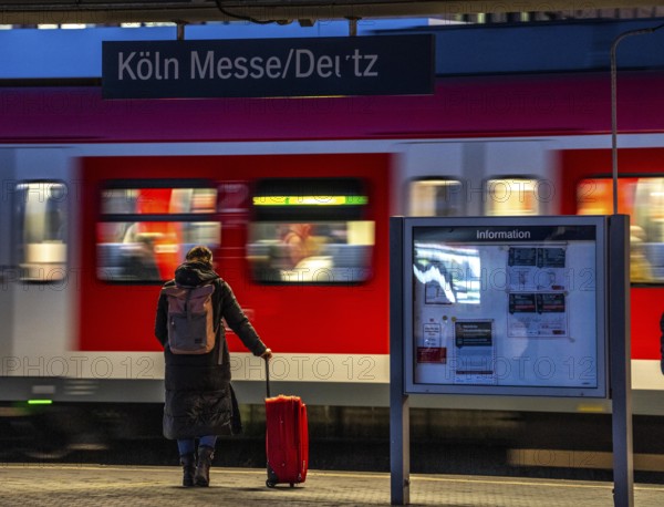 Passengers on the platform, S-Bahn train, Cologne-Messe/Deutz station, 2nd largest train station in Cologne, transfer station between long-distance and local transport, exhibition station, 8 platform tracks, North Rhine-Westphalia, Germany