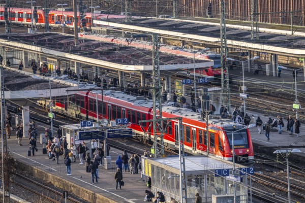 Cologne-Messe/Deutz station, 2nd largest train station in Cologne, transfer station between long-distance and local transport, exhibition station, 8 platform tracks, North Rhine-Westphalia, Germany