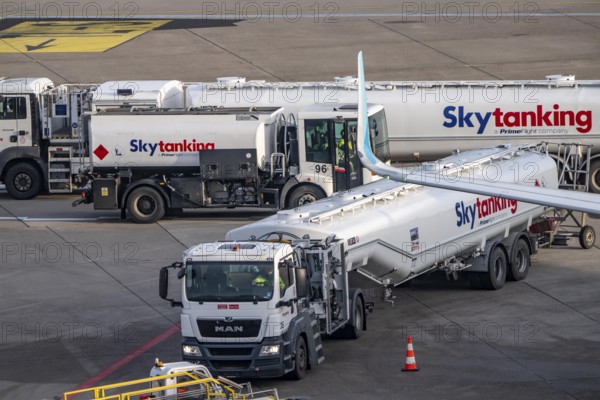 Refueling an aircraft after landing, in front of takeoff, air fuel, kerosene, Skytanking tank truck at the parking position, at the terminal, gate, at the Cologne/Bonn airport, CGN, North Rhine-Westphalia, Germany