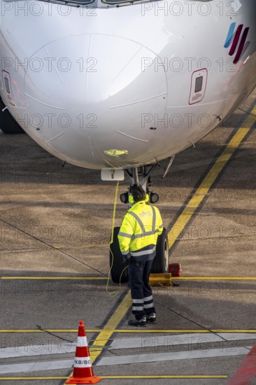 Ground crew talking about intercom with the cockpit, after stopping at the parking position, at the terminal, gate, at the Cologne/Bonn airport passenger bridge, CGN, North Rhine-Westphalia, Germany