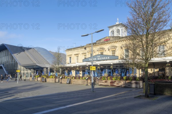 The Three Guineas, Fullers pub, Reading railway station, Reading, Berkshire, England, UK