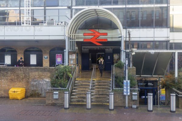 Staircase leading to entrance and sign Welcome to Reading Station railway station, Reading, Berkshire, England, UK