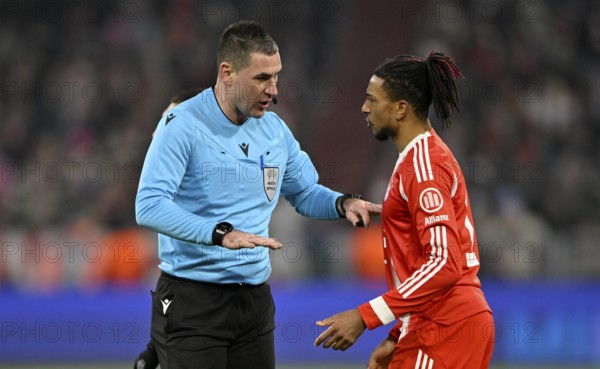 Referee Referee Rade Obrenovic (SVN) Gesture Gesture in conversation Discussion with Michael Olise FC Bayern Munich FCB (17) Football UEFA Champions League, CL, Allianz Arena, Munich, Bavaria, Germany