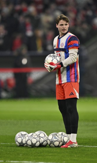 Warm-up training goalkeeper Jonas Urbig FC Bayern Munich FCB (40) with balls, football UEFA Champions League, CL, Allianz Arena, Munich, Bavaria, Germany
