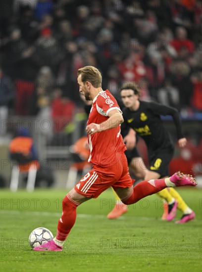 Harry Kane FC Bayern Munich FCB (09) shoots penalty, penalty kick goal kick action goal chance football UEFA Champions League, CL, Allianz Arena, Munich, Bayern, Germany