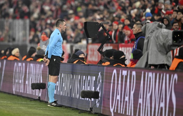 Referee Rade Obrenovic (SVN) in the review area of the VAR, video assistant referee, video evidence, video referee video assistant referee football UEFA Champions League, CL, Allianz Arena, Munich, Bavaria, Germany