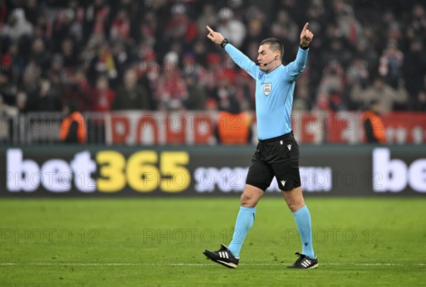 Referee Referee Rade Obrenovic (SVN) Gesture Gesture to VAR, video assistant referee, video evidence, video referee Video assistant referee in the background Perimeter advertising Logo bet365 SPORTWETTEN Football UEFA Champions League, CL, Allianz Arena, Munich, Bavaria, Germany