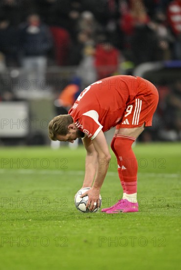 Harry Kane FC Bayern Munich FCB (09) takes the ball for a penalty, penalty kick football UEFA Champions League, CL, Allianz Arena, Munich, Bayern, Germany