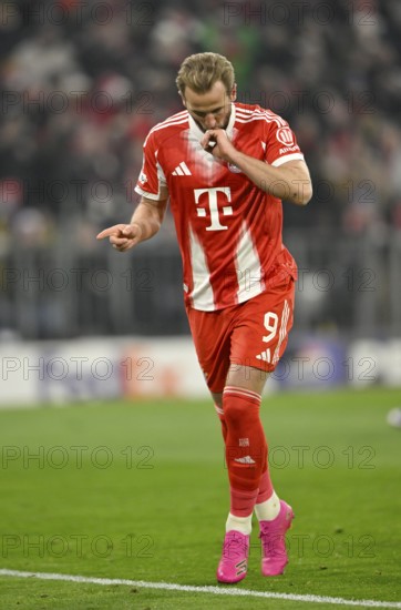 Goal celebration Harry Kane FC Bayern Munich FCB (09) kisses wedding ring Football UEFA Champions League, CL, Allianz Arena, Munich, Bavaria, Germany