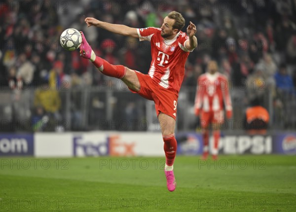 Harry Kane FC Bayern Munich FCB (09) artistic on the ball, Football UEFA Champions League, CL, Allianz Arena, Munich, Bayern, Germany