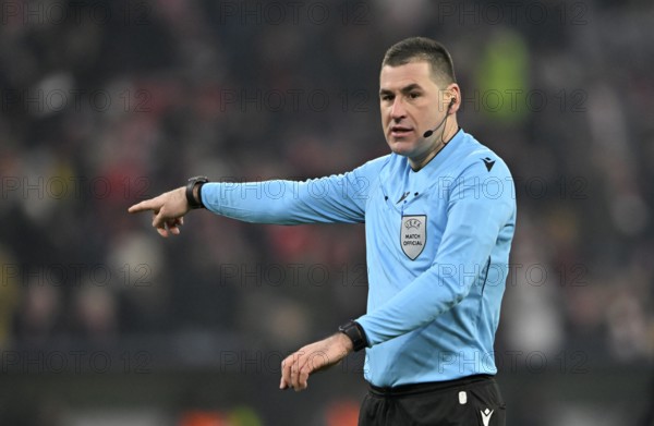 Referee Referee Rade Obrenovic (SVN) Gesture Gesture Football UEFA Champions League, CL, Allianz Arena, Munich, Bavaria, Germany