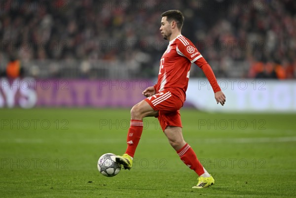 Raphael Guerreiro FC Bayern Munich FCB (22) Action on the ball Football UEFA Champions League, CL, Allianz Arena, Munich, Bayern, Germany