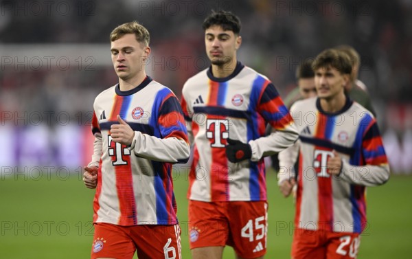 Warm-up training Joshua Kimmich FC Bayern Munich FCB (06) Aleksandar Pavlovic FC Bayern Munich FCB (45) Tom Bischof FC Bayern Munich FCB (20) Football UEFA Champions League, CL, Allianz Arena, Munich, Bavaria, Germany