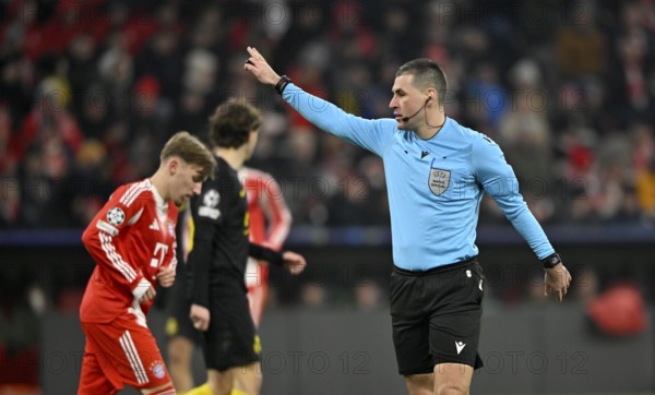 Referee Referee Rade Obrenovic (SVN) Gesture Gesture Lennart Karl Bayern Munich FCB (42) Football UEFA Champions League, CL, Allianz Arena, Munich, Bavaria, Germany