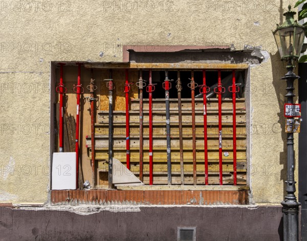 Scaffolding and components on a house in the old town of Sachsenhausen, Frankfurt am Main, Hesse, Germany