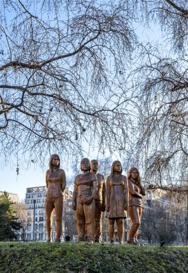 Group of figures on the grounds of the Hessian State Representative, In den Ministergärten, Berlin, Germany
