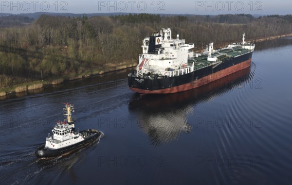 Tanker, oil tanker MIAMI LIGHT sails with a tug through the Kiel Canal, NOK, Kiel Canal, Kiel Canal, Schleswig-Holstein, Germany