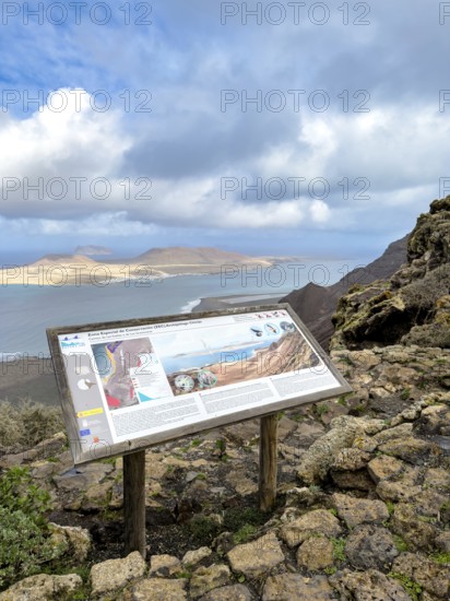Guide along the Camino de Guatifay to Playa de Baja el Risco with a view of the island of La Craciosa, Lanzarote, Canary Islands, Spain