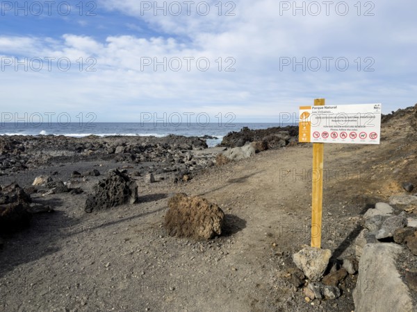 Guide on the Ruta de Litoral hiking trail through the southern volcanic fields of the Timanfaya National Park, El Golfo, Lanzarote, Canary Islands, Spain
