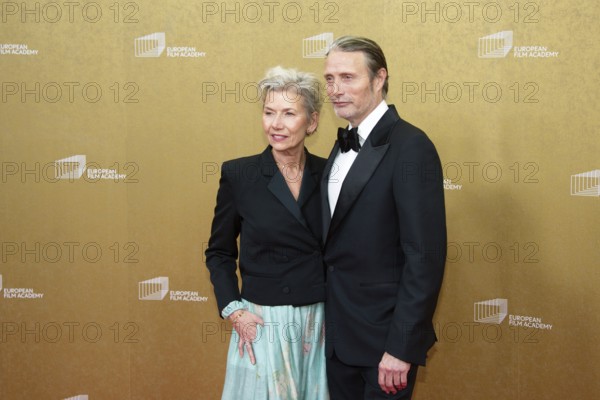 Mads Mikkelsen with woman Hanne Jacobsen, EUROPEAN FILM AWARDS Berlin 2026, photo call at the House of World Cultures, Berlin, 17.01.2026