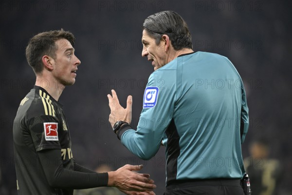 Referee Deniz Aytekin in discussion with Janik Haberer 1. FC Union Berlin FCU (19) Gesture Gesture MHPArena, MHP Arena Stuttgart, Baden-Württemberg, Germany