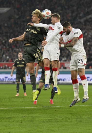 Header duel duel action eopold Querfeld 1. FC Union Berlin FCU (14) against Maximilian Mittelstädt VfB Stuttgart (07) MHPArena, MHP Arena Stuttgart, Baden-Württemberg, Germany
