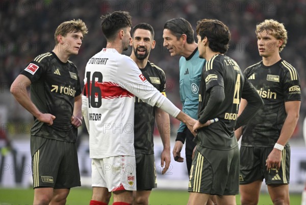 Referee Deniz Aytekin in discussion with Atakan Karazor VfB Stuttgart (16) Rani Khedira 1. FC Union Berlin FCU (08) Diogo Leite 1. FC Union Berlin FCU (04) Leopold Querfeld 1. FC Union Berlin FCU (14) MHPArena, MHP Arena Stuttgart, Baden-Württemberg, Germany