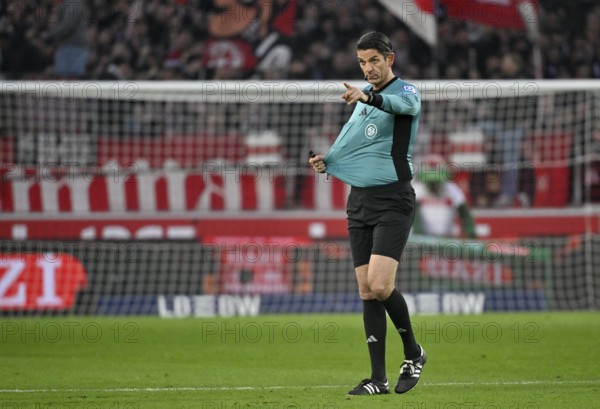 Referee Deniz Aytekin gesture gesture pulls on own jersey, shirt pulling, MHPArena, MHP Arena Stuttgart, Baden-Württemberg, Germany