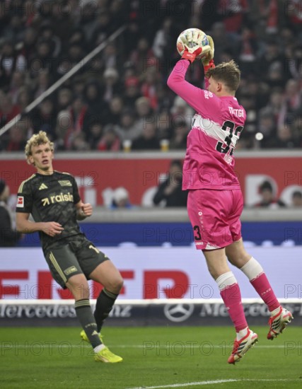 Goalkeeper Alexander Nübel VfB Stuttgart (33) Action eopold Querfeld 1. FC Union Berlin FCU (14) MHPArena, MHP Arena Stuttgart, Baden-Württemberg, Germany