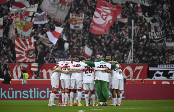 Team building, circle of the team in front of the start of the VfB Stuttgart game in front of fan block, fans, fan curve, flags, atmosphere, atmospheric Cannstatt curve VfB Stuttgart, MHPArena, MHP Arena Stuttgart, Baden-Württemberg, Germany