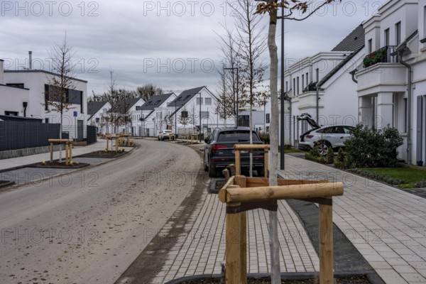 New development area Am alten Angerbach in Duisburg-Huckingen, on approx. 17 hectares, 300 new residential units, apartments and houses were built in 5 years, as well as a daycare center, residential street, construction work is still ongoing in the area