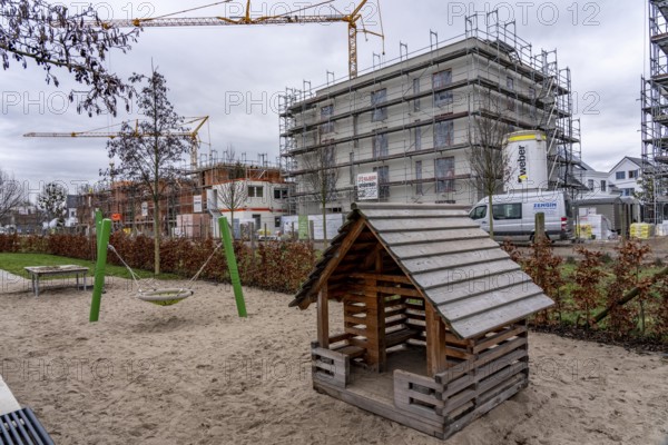 New development area Am alten Angerbach in Duisburg-Huckingen, on approx. 17 hectares, 300 new residential units, apartments and houses were built in 5 years, as well as a daycare center, construction site of the last major project, favorite center, with 35 condominiums and 8 semi-detached houses, public playground