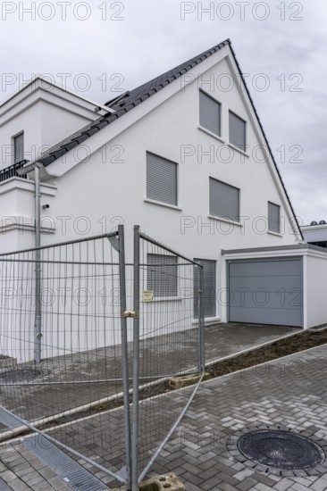 New development area Am alten Angerbach in Duisburg-Huckingen, on approx. 17 hectares, 300 new residential units, apartments and houses were built in 5 years, as well as a daycare center, residential street, construction work is still ongoing in the area