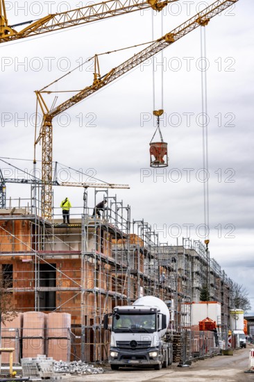 New development area Am alten Angerbach in Duisburg-Huckingen, on approx. 17 hectares, 300 new residential units, apartments and houses were built in 5 years, as well as a daycare center, construction site of the last major project, favorite center, with 35 condominiums and 8 semi-detached houses