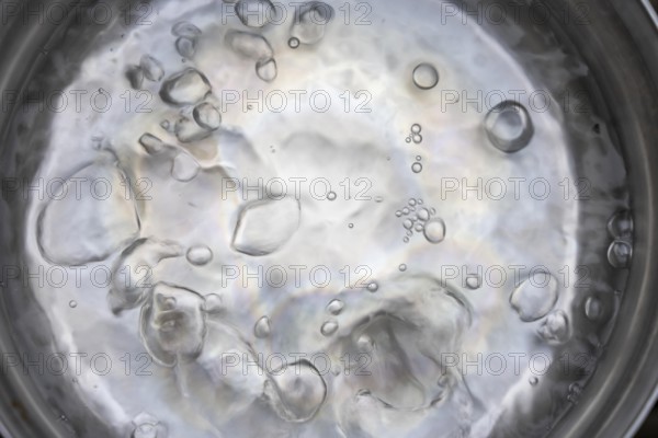 Water boils in a pot, boiling point, 100°C, air bubbles, symbolic picture