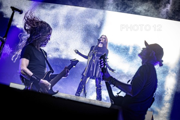 Guitarists Mark Jansen and Isaac Delahaye with singer Simone Simons from Epica, live on Arcane Dimensions Tour 2026 at Zenith in Munich on 17.01.2026