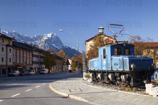 Garmisch, cityscape with cogwheel railway and Zugspitze, autumn, Garmisch-Partenkirchen, Upper Bavaria, Germany