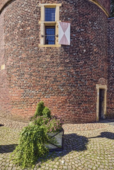 Thief tower, registry office, historic city prison, prison, brick building, façade with windows and shutter, masonry with joints, entrance, paving stone walkway, flower pot, sunny, Turmstraße, Borken, Münsterland, Borken district, North Rhine-Westphalia, Germany